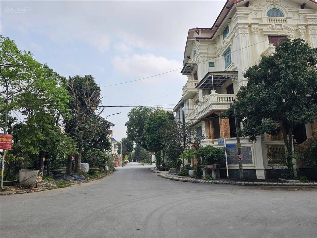 Cần bán ngôi biệt thự lô góc phố nguyễn chí thanh ba đình 268m mặt tiền 16m. giá thương lượng.