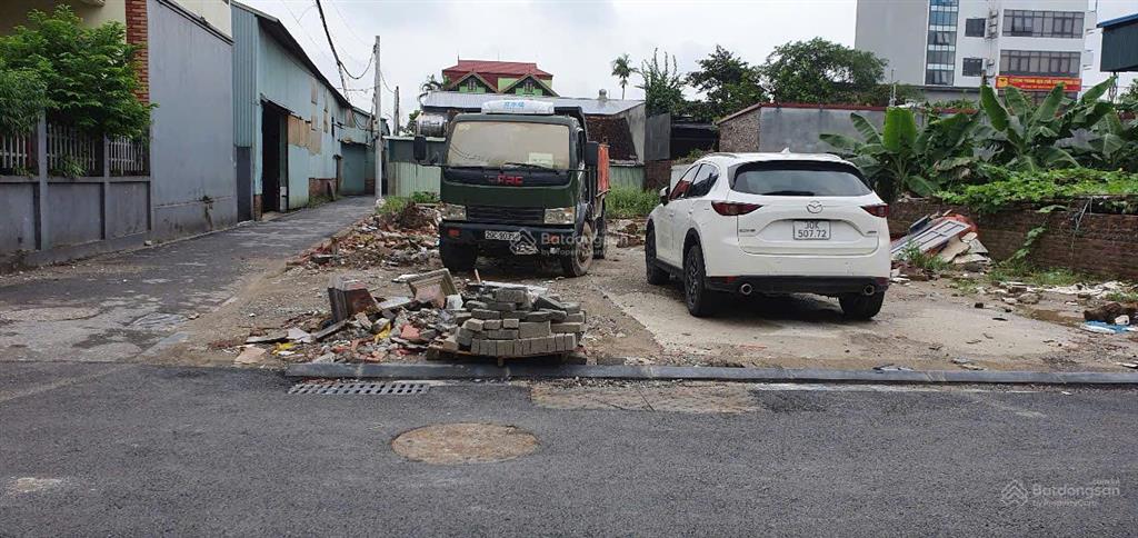 Chính chủ bán 90m2 đất ở, trục đường làng, kinh doanh, ô tô tránh, giá 8,1 tỷ