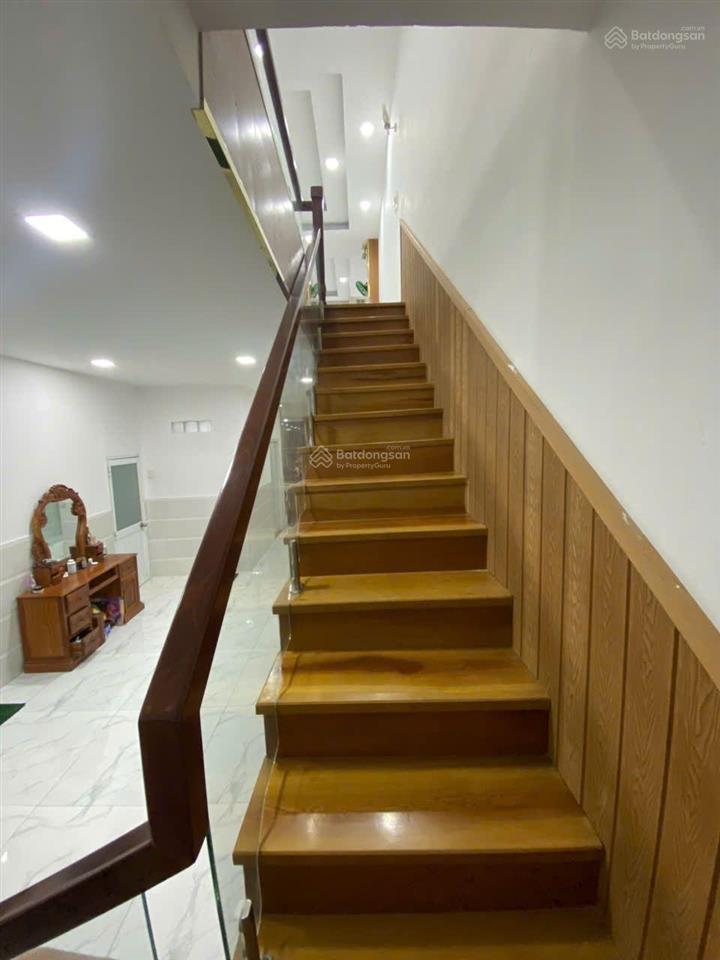 Bán nhà gấp mt đường song hành 22, gần trung tâm đô thị vinhomes hóc môn 5x30m tặng full nội thất