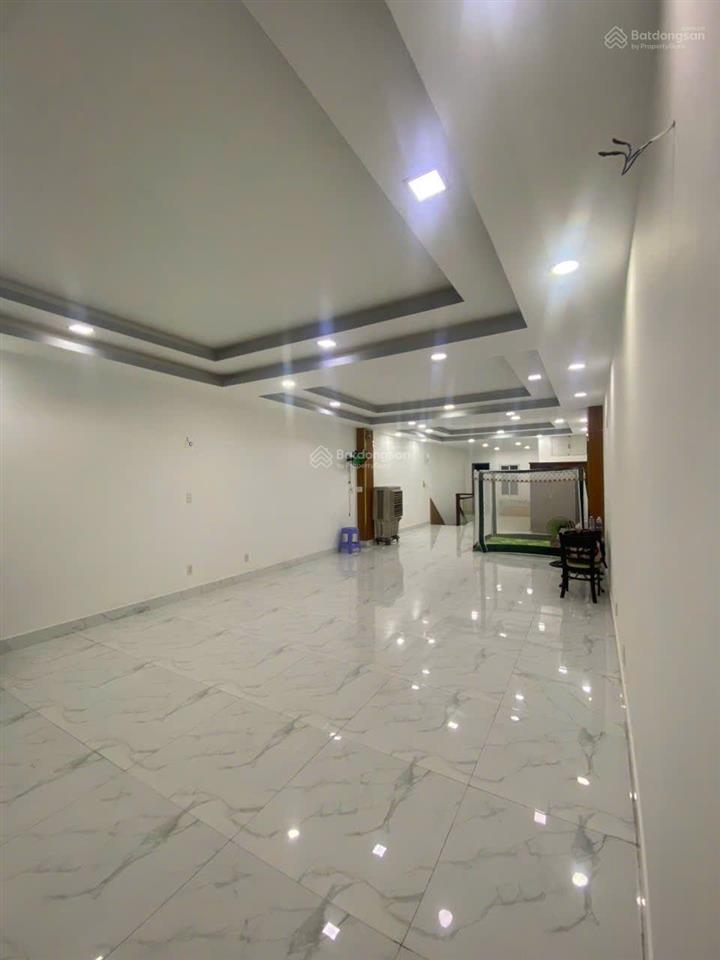 Bán nhà gấp mt đường song hành 22, gần trung tâm đô thị vinhomes hóc môn 5x30m tặng full nội thất