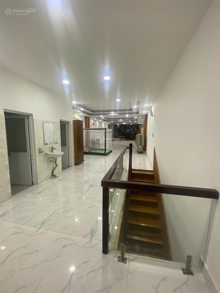 Bán nhà gấp mt đường song hành 22, gần trung tâm đô thị vinhomes hóc môn 5x30m tặng full nội thất