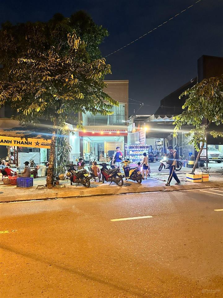 Bán nhà gấp mt đường song hành 22, gần trung tâm đô thị vinhomes hóc môn 5x30m tặng full nội thất