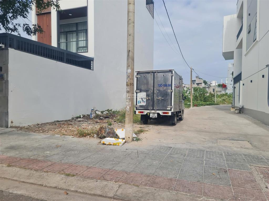 Bán lô đất góc 2 mt đường bến nôm p.rạch dừa dt 111m2 giá 8.3 tỷ tl gần trường , gần chợ đường 13m