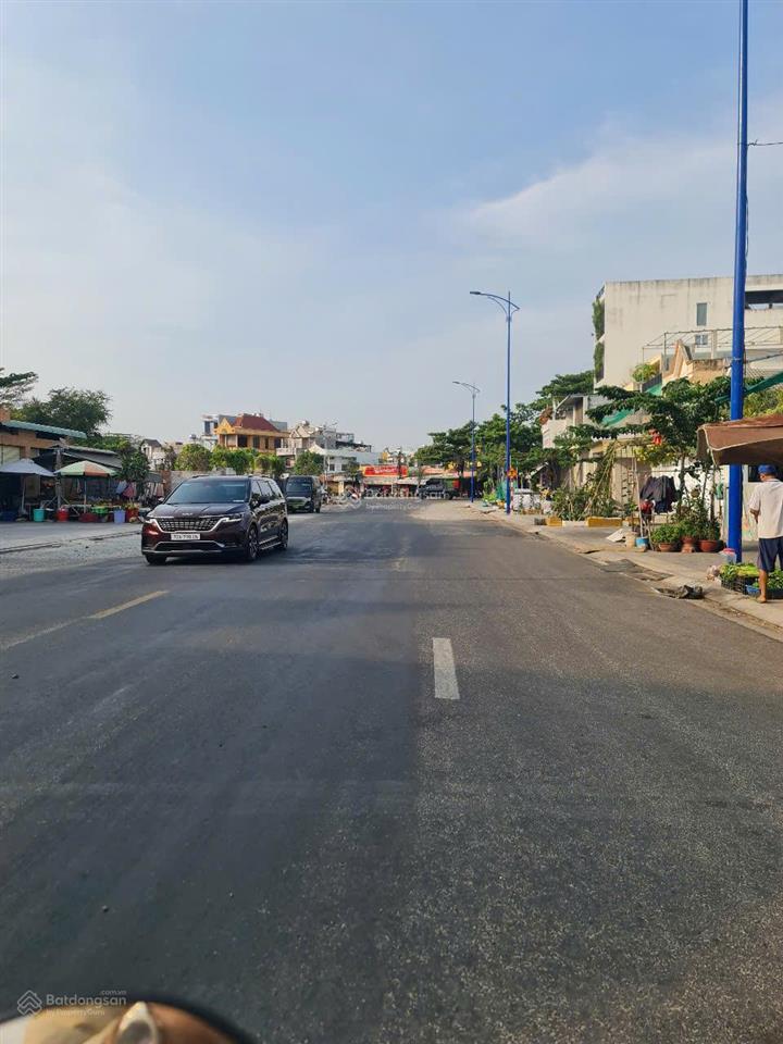 Bán nhà 1tr 2lau mặt tiền đường lê quang định vũng tàu , dt 140m2 giá 12.6 tỷ hướng đông nam mát mẻ