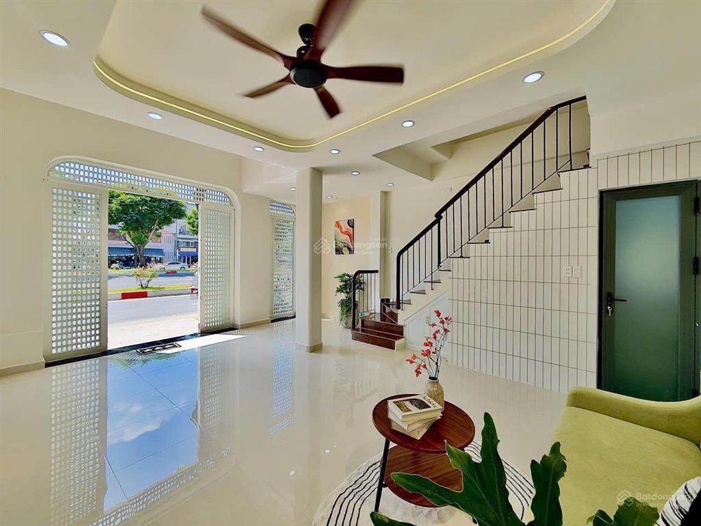 Bán nhà mặt tiền đường phạm văn đồng p.3 gò vấp  nằm gần công viên gia định
