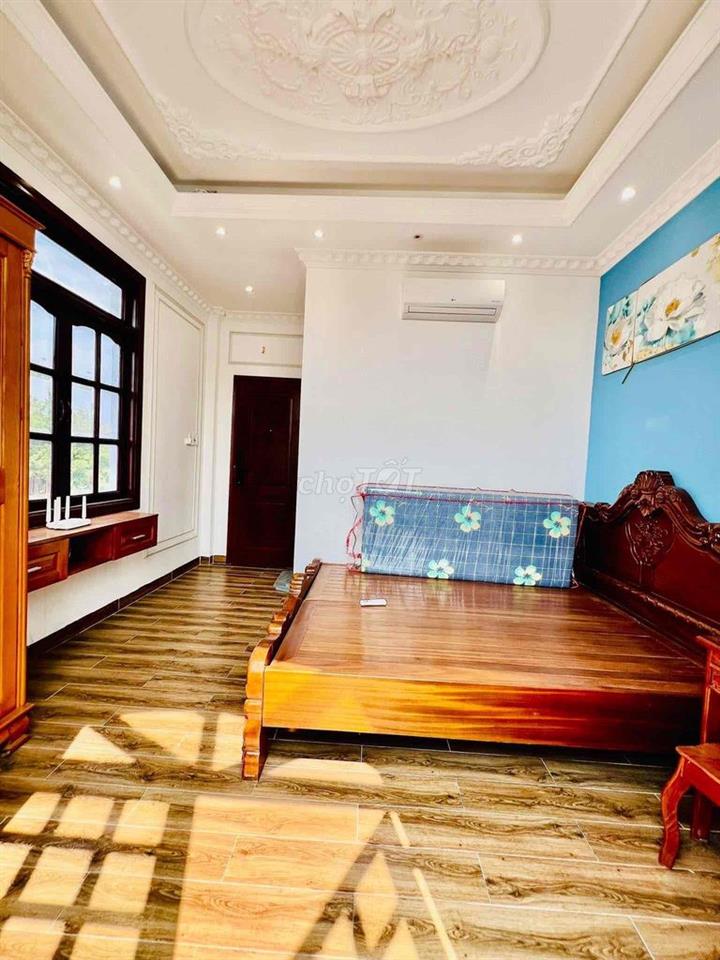 Cho Thuê Biệt Thự Sân Vườn DT 800m2 1Trệt 3Lầu 6Pn 6Wc Đường Thông