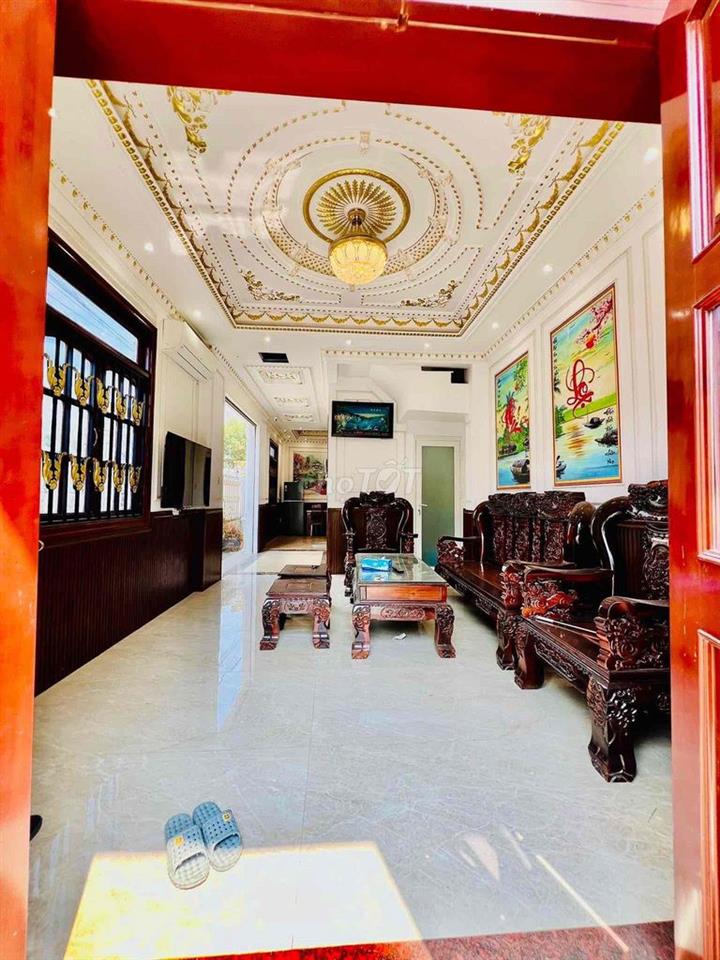 Cho Thuê Biệt Thự Sân Vườn DT 800m2 1Trệt 3Lầu 6Pn 6Wc Đường Thông