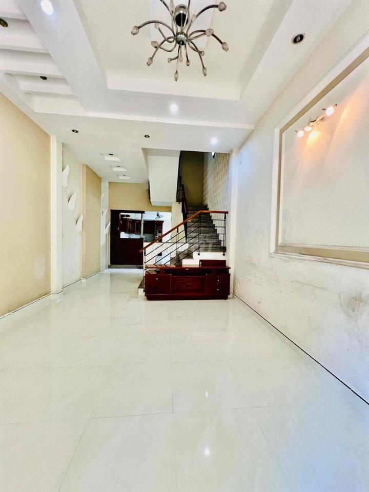 Cho Thuê Nhà DT 250m2 1Trệt 3Lầu 4Pn 5Wc Sân Thượng Hẻm 1 Sẹc Ngắn
