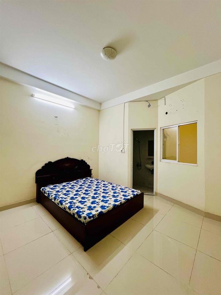 Cho Thuê Nhà DT 250m2 1Trệt 3Lầu 4Pn 5Wc Sân Thượng Hẻm 1 Sẹc Ngắn