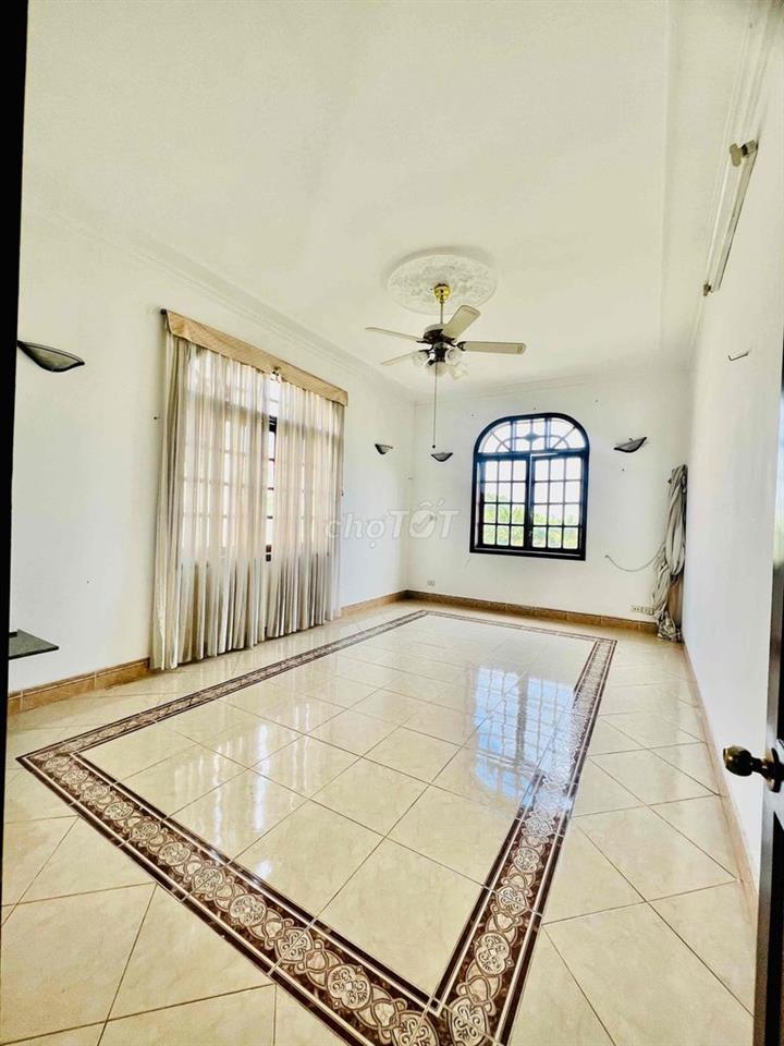 Cho Thuê Biệt Thự Giá Rẻ DT 500m2 1Trệt 1Lầu 4Pn 5Wc Hồ Bơi Sân Tenic