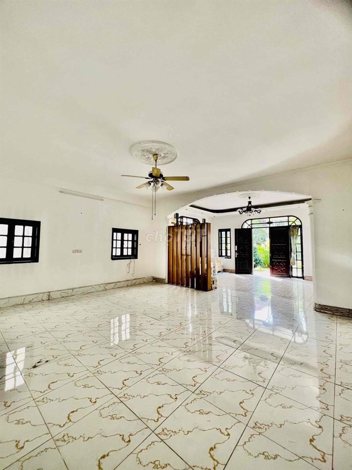 Cho Thuê Biệt Thự Giá Rẻ DT 500m2 1Trệt 1Lầu 4Pn 5Wc Hồ Bơi Sân Tenic