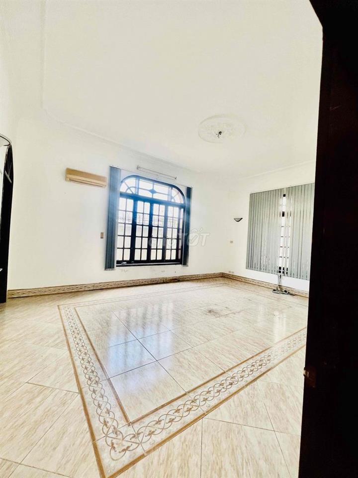 Cho Thuê Biệt Thự Giá Rẻ DT 500m2 1Trệt 1Lầu 4Pn 5Wc Hồ Bơi Sân Tenic