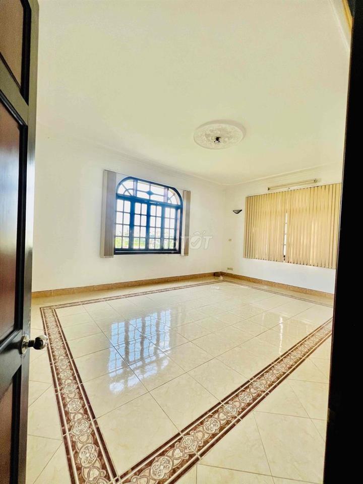 Cho Thuê Biệt Thự Giá Rẻ DT 500m2 1Trệt 1Lầu 4Pn 5Wc Hồ Bơi Sân Tenic