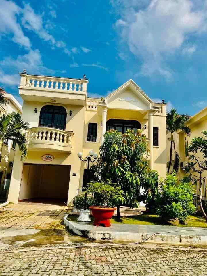 Cho Thuê Biệt Thự Giá Rẻ DT 500m2 1Trệt 1Lầu 4Pn 5Wc Hồ Bơi Sân Tenic