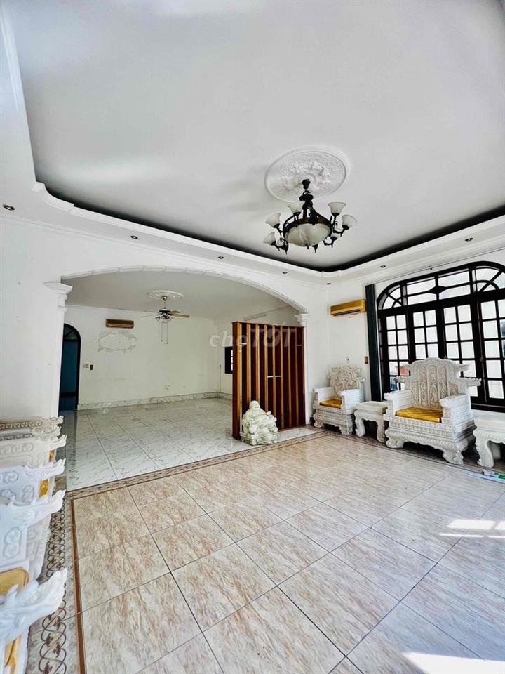 Cho Thuê Biệt Thự Giá Rẻ DT 500m2 1Trệt 1Lầu 4Pn 5Wc Hồ Bơi Sân Tenic