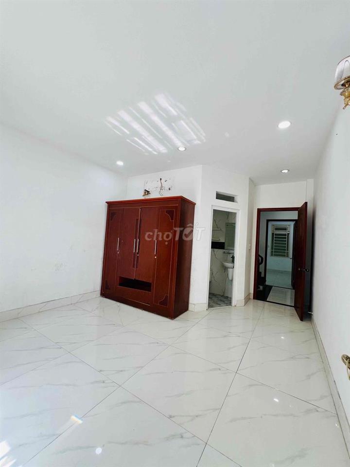 Cho Thuê Nhà Mới Sạch Sẻ DT 4x17 1Trệt 3Lầu 4Pn 5Wc Sân Thượng Hẻm Tải