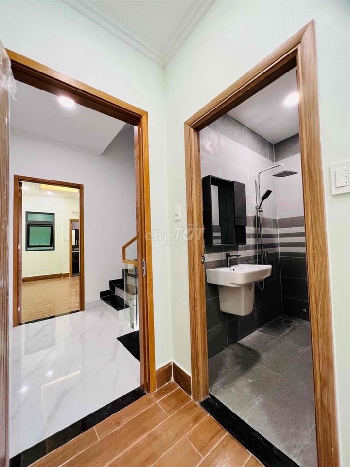 Cho Thuê Nhà Phố DT 250m2 1Trệt 1Lửng 3Lầu 4Pn 5Wc Hẻm Xe Tải