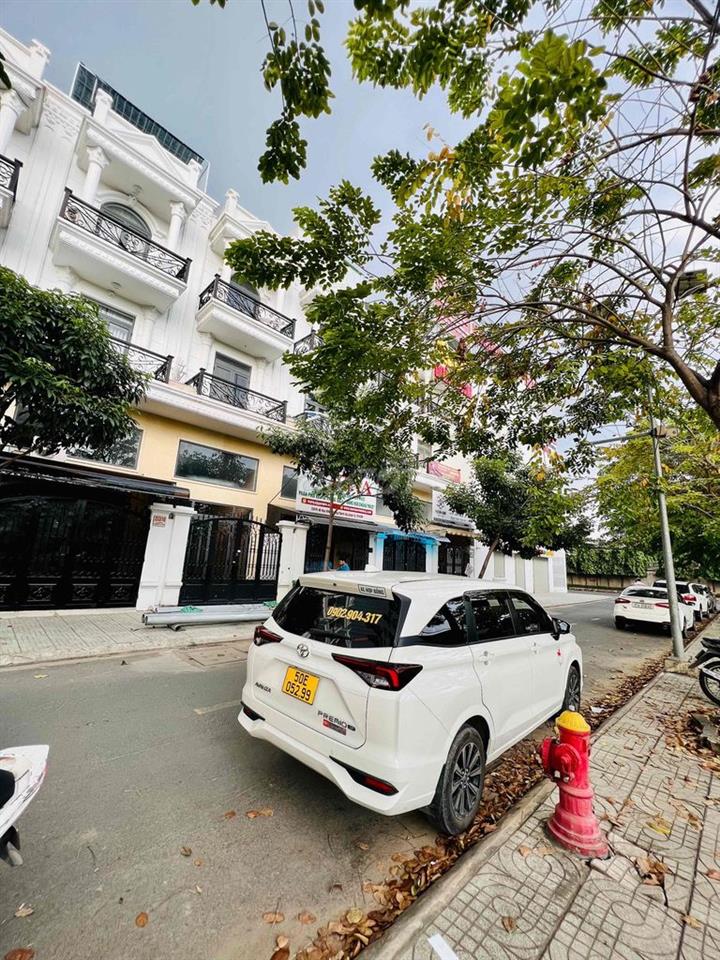 Cho Thuê Nhà Phố DT 250m2 1Trệt 1Lửng 3Lầu 4Pn 5Wc Hẻm Xe Tải