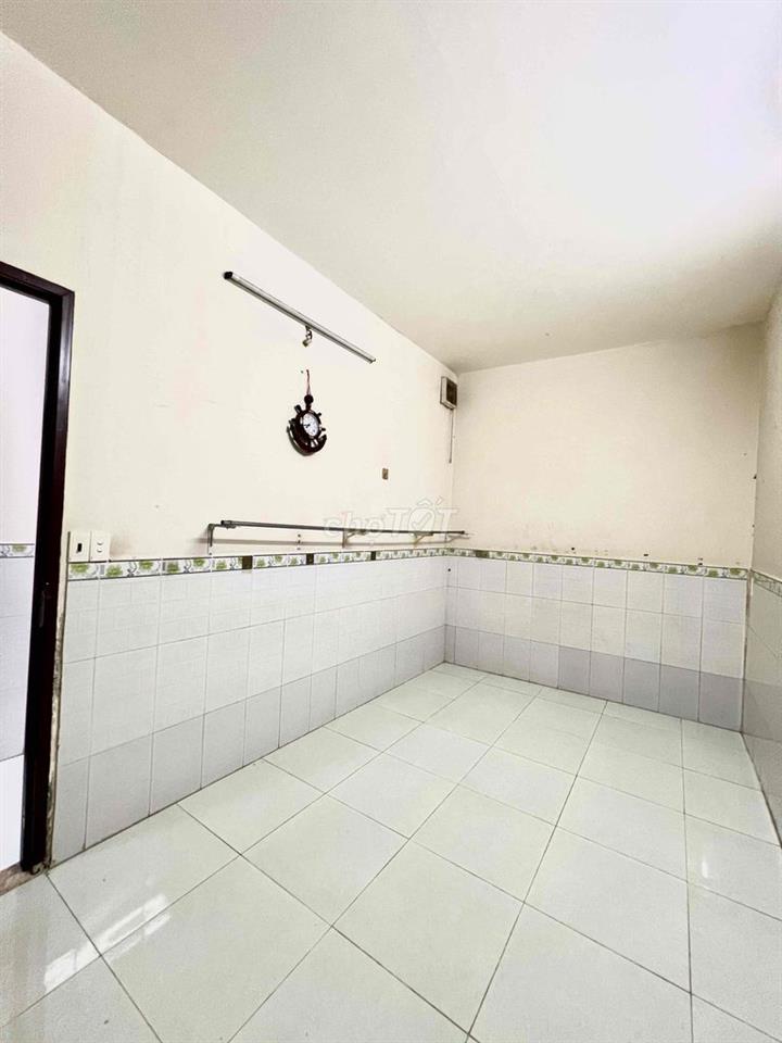 Cho Thuê Nhà Sân Rộng Ôtô 7 Chổ DT 5x16 1Trệt 3Lầu 4Pn 5Wc Xe Tải