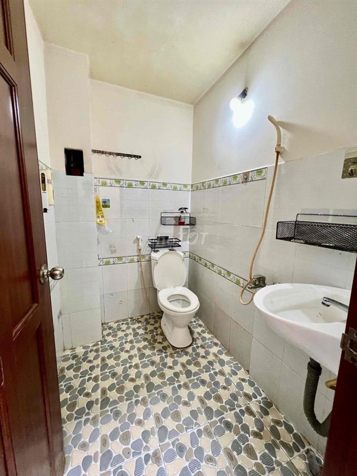 Cho Thuê Nhà Sân Rộng Ôtô 7 Chổ DT 5x16 1Trệt 3Lầu 4Pn 5Wc Xe Tải