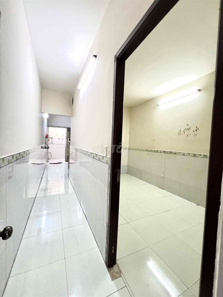 Cho Thuê Nhà Sân Rộng Ôtô 7 Chổ DT 5x16 1Trệt 3Lầu 4Pn 5Wc Xe Tải