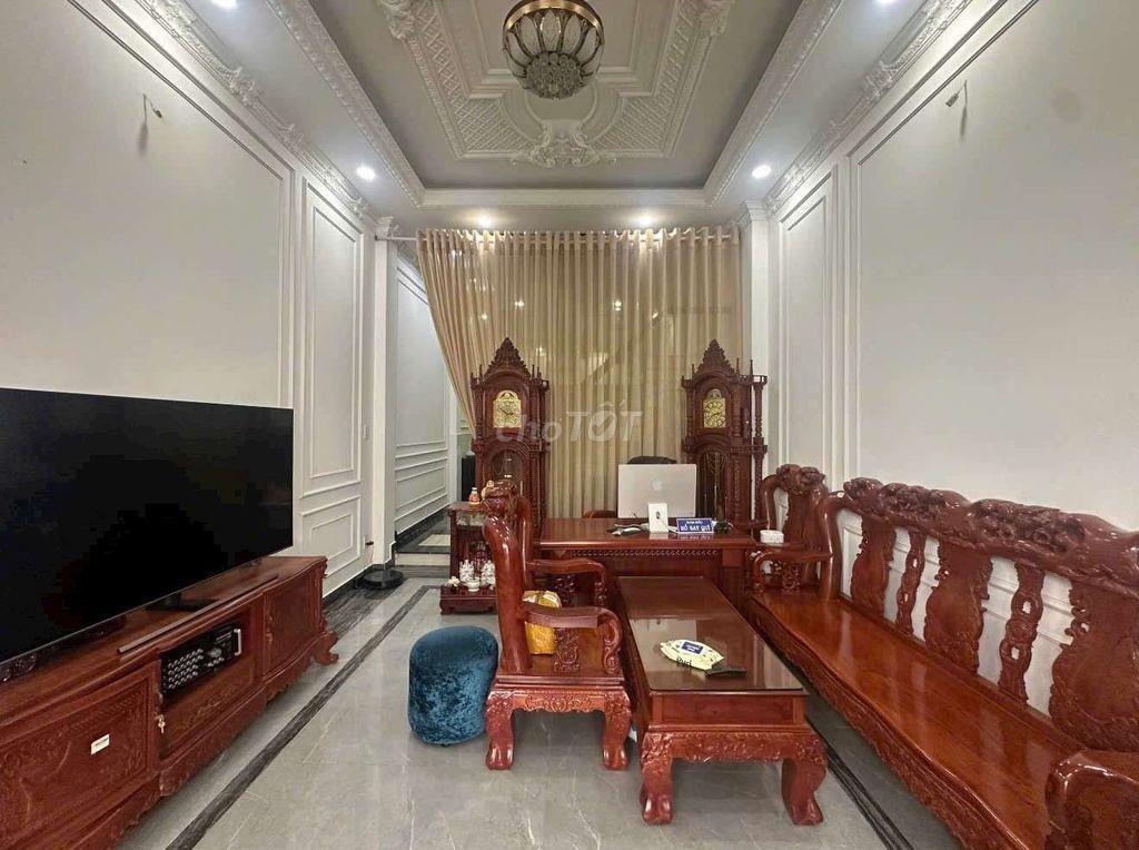 Nhà mặt tiền, đúc kiên cố 3,5 tấm, buôn bán kinh doanh. nội thất víp