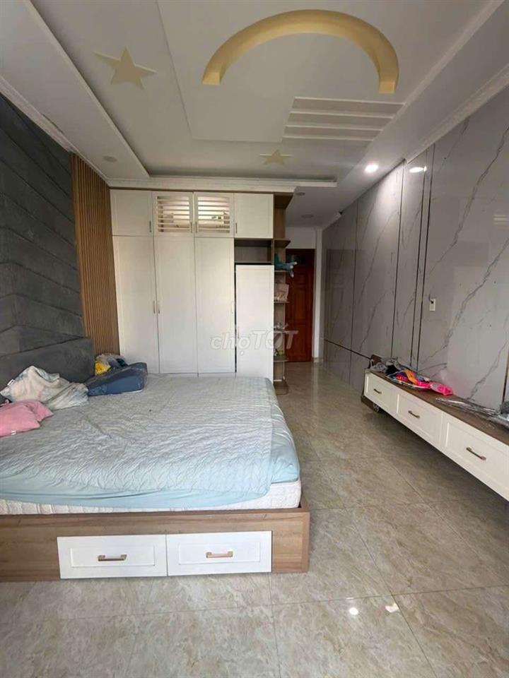 Nhà mặt tiền, đúc kiên cố 3,5 tấm, buôn bán kinh doanh. nội thất víp