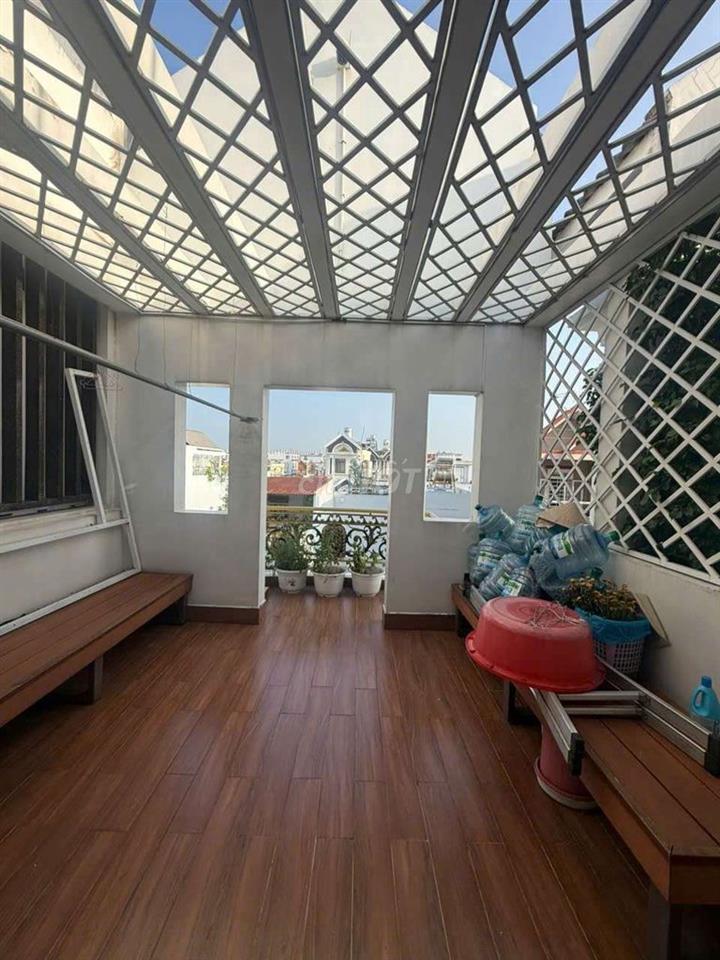Nhà mặt tiền, đúc kiên cố 3,5 tấm, buôn bán kinh doanh. nội thất víp