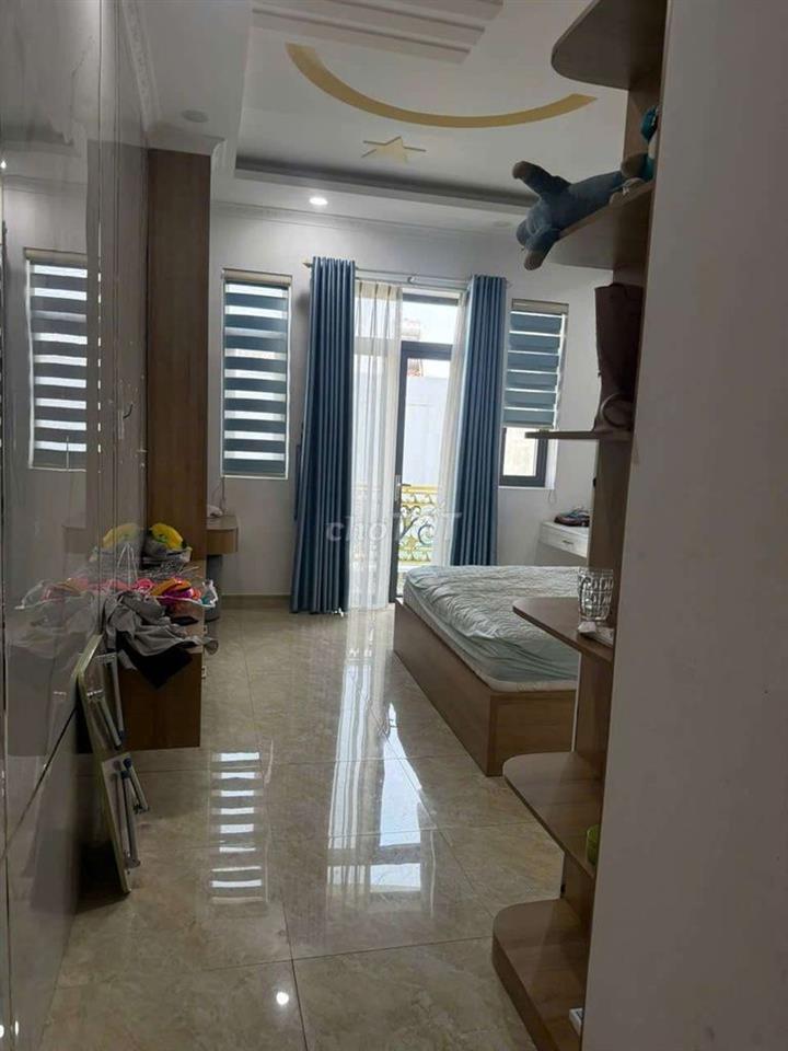 Nhà mặt tiền, đúc kiên cố 3,5 tấm, buôn bán kinh doanh. nội thất víp