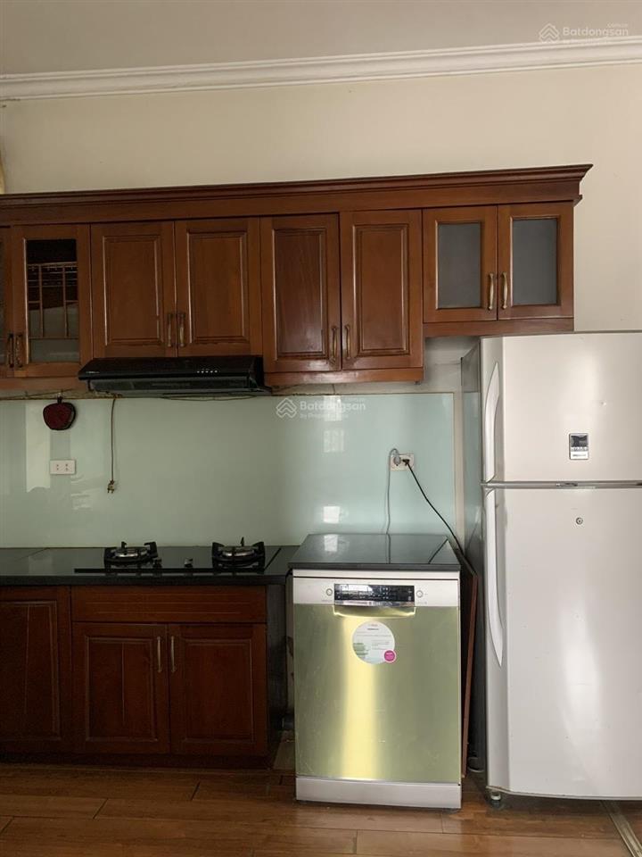 Cho thuê căn hộ 120m2, 3 phòng ngủ, đầy đủ tiện nghi, 2 nhà vs, sofa, giường tủ, bếp, bàn ăn đầy đủ