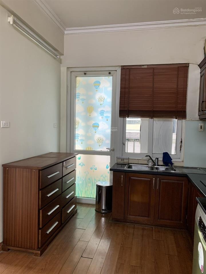 Cho thuê căn hộ 120m2, 3 phòng ngủ, đầy đủ tiện nghi, 2 nhà vs, sofa, giường tủ, bếp, bàn ăn đầy đủ
