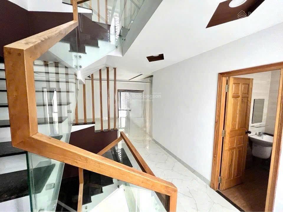 Cho thuê căn góc 2 mặt tiền  kđt hà quang 2  dtsd 600m2.