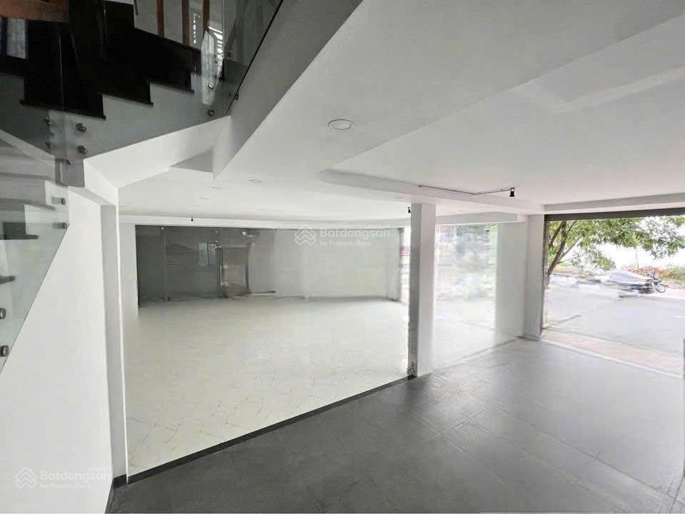 Cho thuê căn góc 2 mặt tiền  kđt hà quang 2  dtsd 600m2.