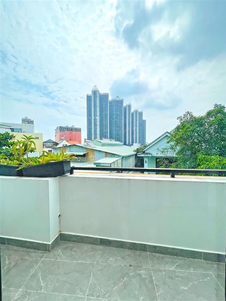 Nhà phố ngang 8m  3 tầng full nội thất  vị trí tiện lợi di chuyển qua các quận khác