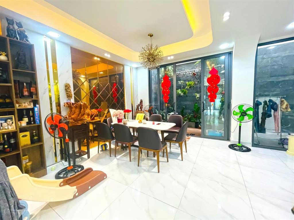 Nhà phố ngang 8m  3 tầng full nội thất  vị trí tiện lợi di chuyển qua các quận khác