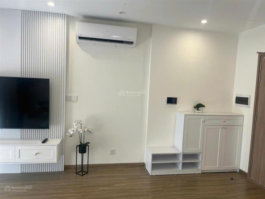 Gia đình tôi cho thuê 2pn view hồ masteri west heights, miễn phí dịch vụ, sẵn chỗ đỗ ô tô hầm