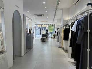 A sơn chủ nhà nhờ bán căn nhà mp hàng gai, quận hoàn kiếm, dt 200 m2 x 2t, mt rộng giá 700 tr/m2