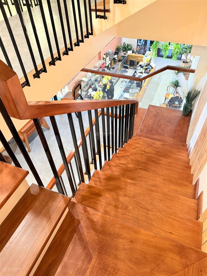 Chính chủ tôi cần bán nhanh căn liền kề mặt phố chùa láng, q đống đa, dt 120 m2, 7 tầng, mt 5m