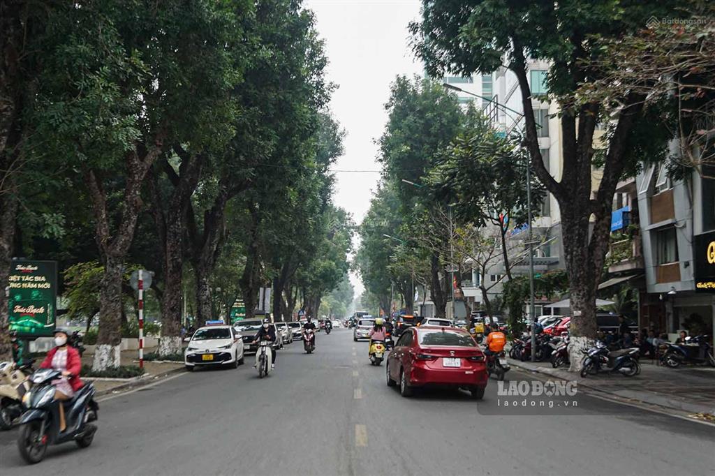 (chính chủ) tôi cần bán nhà mặt phố nguyễn du, quận hoàn kiếm, hà nội. dt 240 m, 2 tầng, mt 11 m.