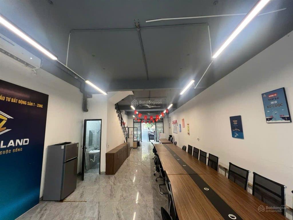 Cần cho thuê shophouse sàn 90m2, hoàn thiện 2 tầng có đủ bàn ghế, đồ dùng văn phòng. giá thuê 15tr.
