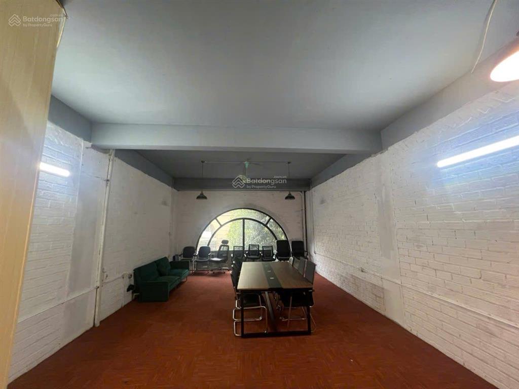 Cần cho thuê shophouse sàn 90m2, hoàn thiện 2 tầng có đủ bàn ghế, đồ dùng văn phòng. giá thuê 15tr.