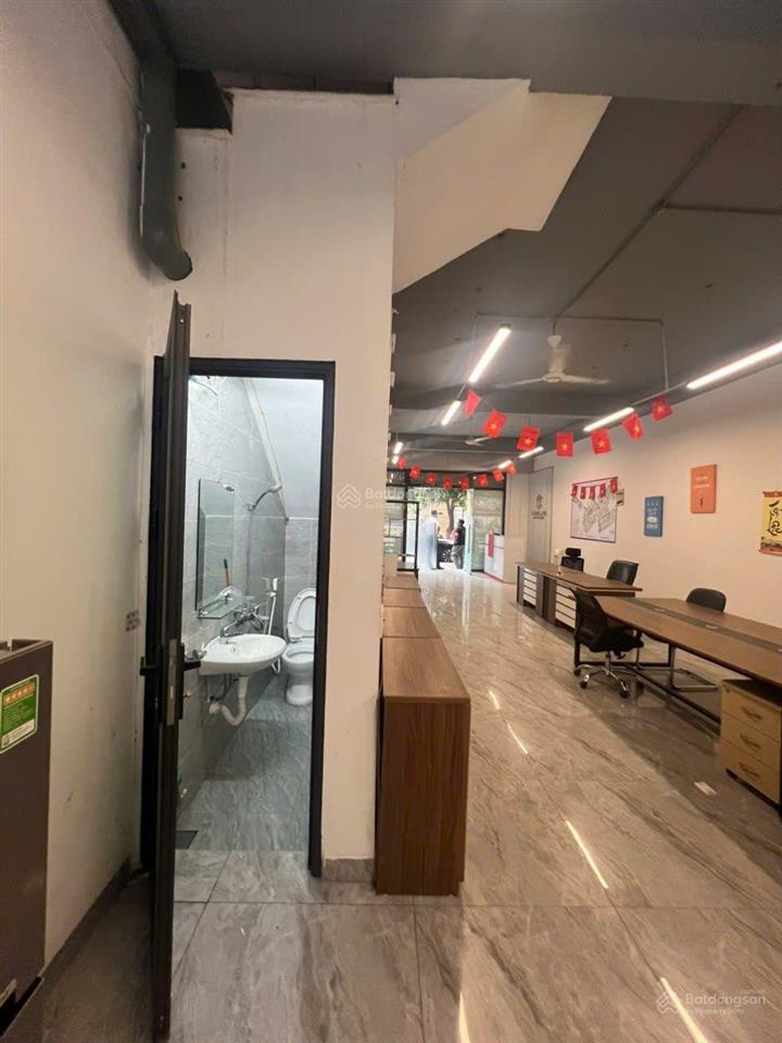 Cần cho thuê shophouse sàn 90m2, hoàn thiện 2 tầng có đủ bàn ghế, đồ dùng văn phòng. giá thuê 15tr.