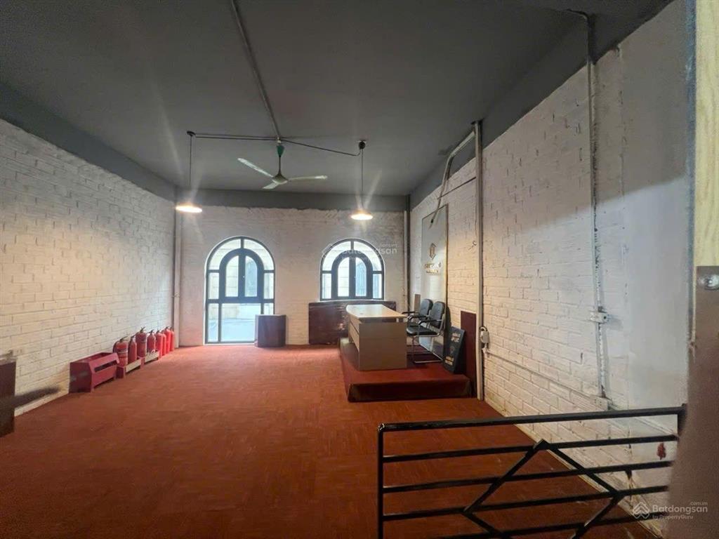 Cần cho thuê shophouse sàn 90m2, hoàn thiện 2 tầng có đủ bàn ghế, đồ dùng văn phòng. giá thuê 15tr.