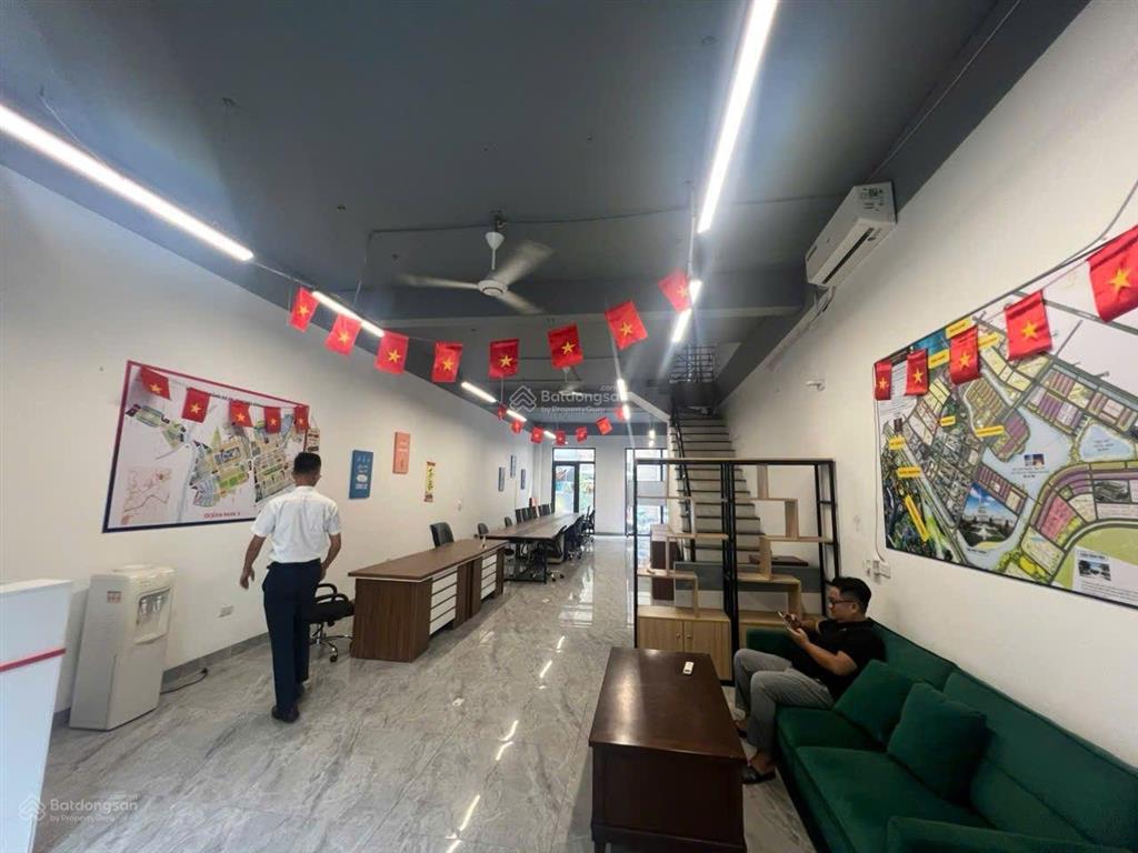 Cần cho thuê shophouse sàn 90m2, hoàn thiện 2 tầng có đủ bàn ghế, đồ dùng văn phòng. giá thuê 15tr.