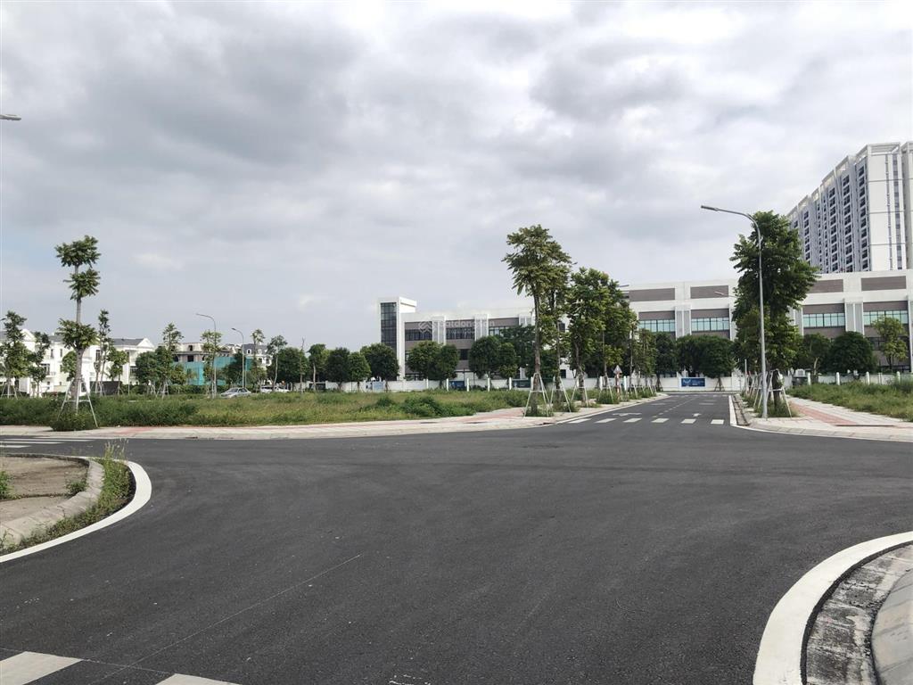 Gia đình bán gấp lô đất trong lõi kđt vệ tinh hòa lạc  sẵn sổ  full thổ cư