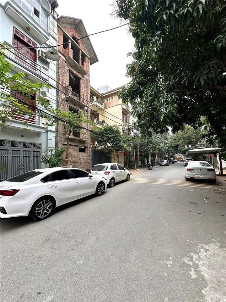 Một nhà ra mặt phố, hồ bồ đề. 7 chỗ vào đất. 60m2 mặt tiền đỉnh cao. giá đầu tư 230tr/m2