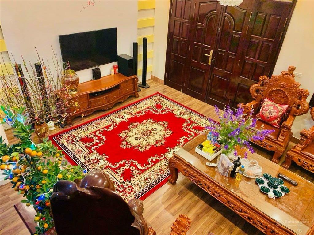 Cho thuê biệt thự 3 tầng phố hoàng như tiếp. diện tích hơn 200m2. xây dựng 100m2 còn lại làm sân