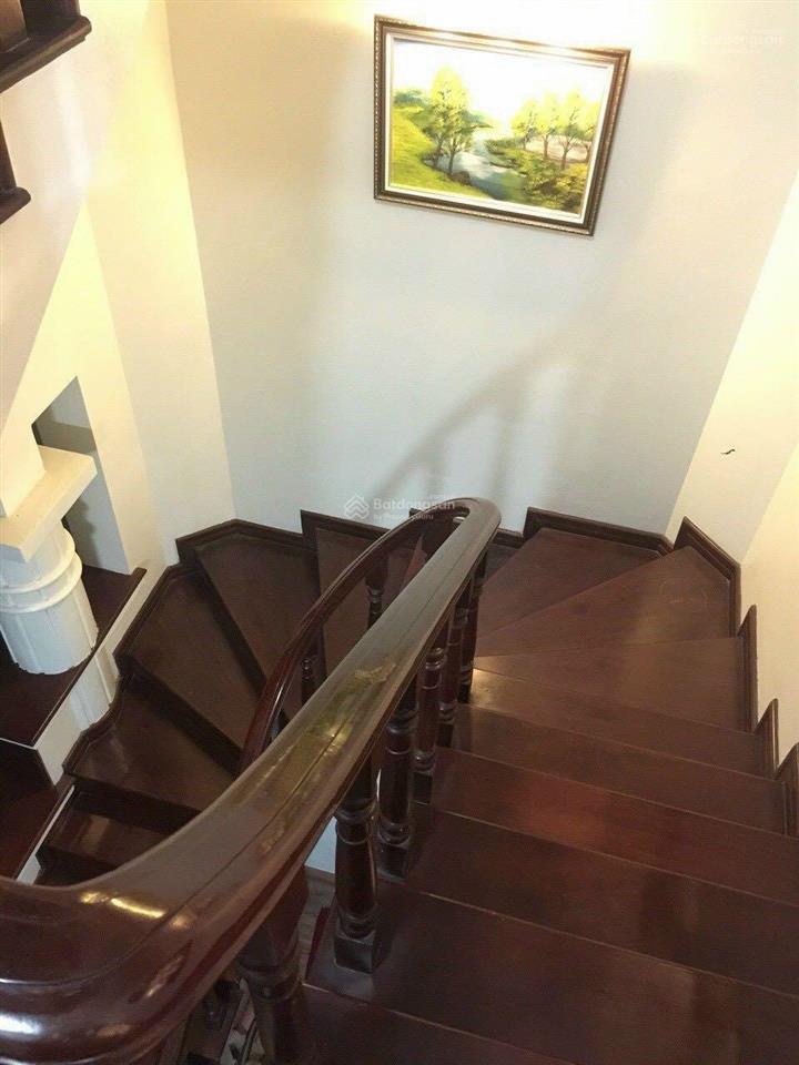 Cho thuê biệt thự 3 tầng phố hoàng như tiếp. diện tích hơn 200m2. xây dựng 100m2 còn lại làm sân