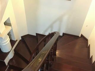 Cho thuê biệt thự 3 tầng phố hoàng như tiếp. diện tích hơn 200m2. xây dựng 100m2 còn lại làm sân
