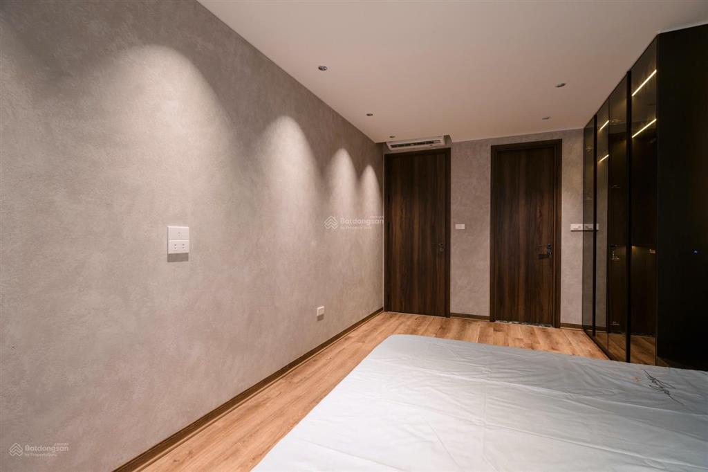 Nhà đẹp bồ đề, nguyễn văn cừ. 60m² xây 7 tầng thang máy giá 24 tỉ. gara 2 ô tô. tương lai cực sáng